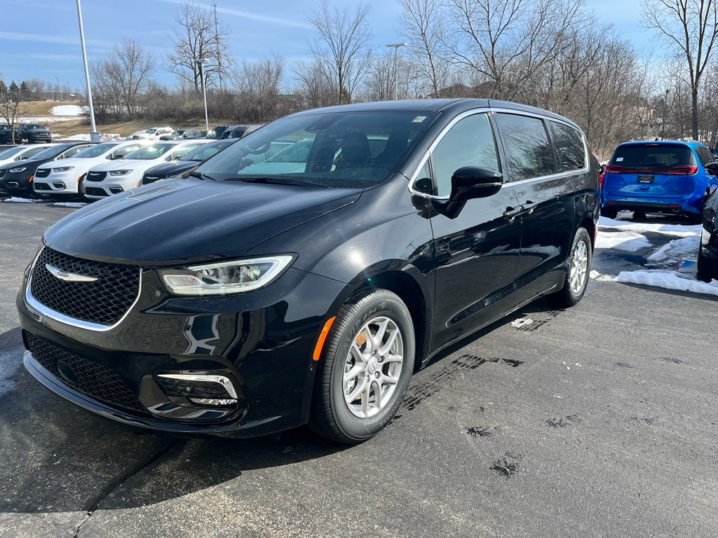 2026 Chrysler Pacifica Select's photo