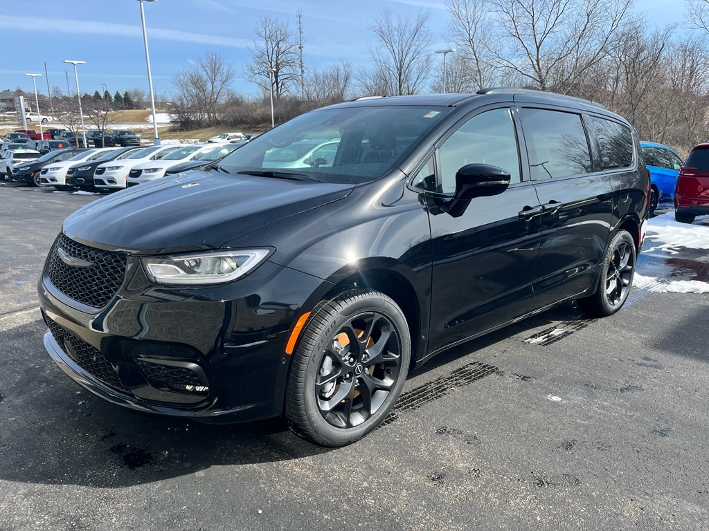 2026 Chrysler Pacifica Limited AWD's photo