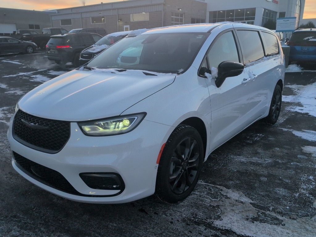 2026 Chrysler Pacifica Passenger Van 
