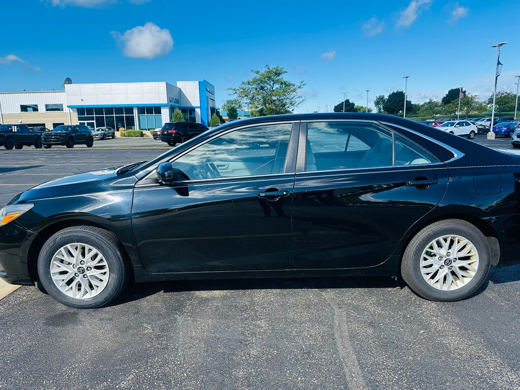 2016 Toyota Camry LE photo 3