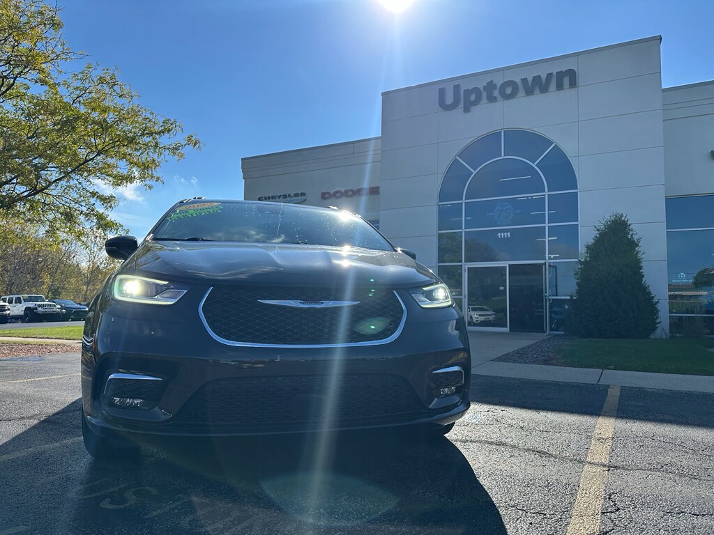 2022 Chrysler Pacifica Touring L photo 3