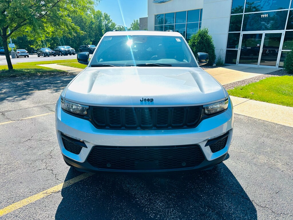 2025 Jeep Grand Cherokee Limited photo 3