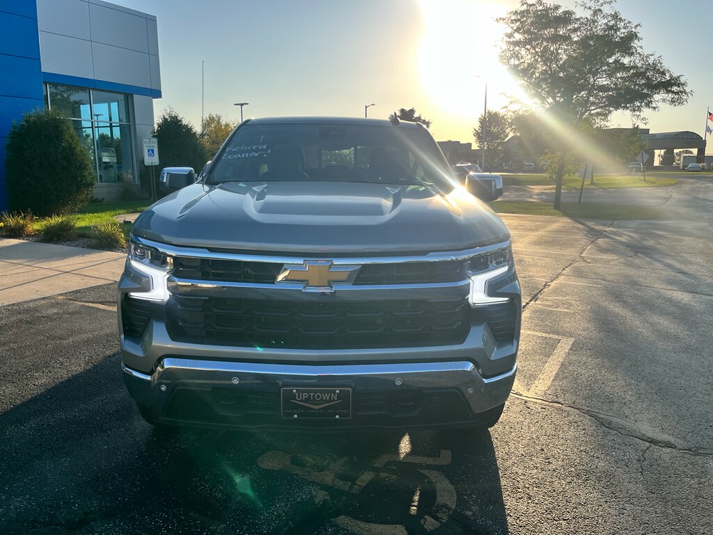 2025 Chevrolet Silverado 1500 LT photo 2
