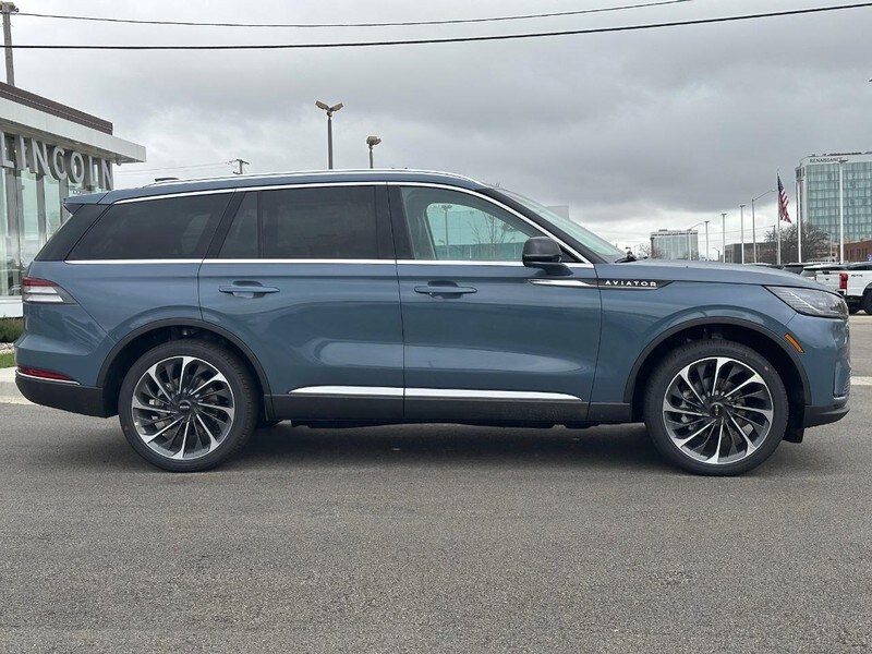 2025 Lincoln Aviator Reserve photo 2