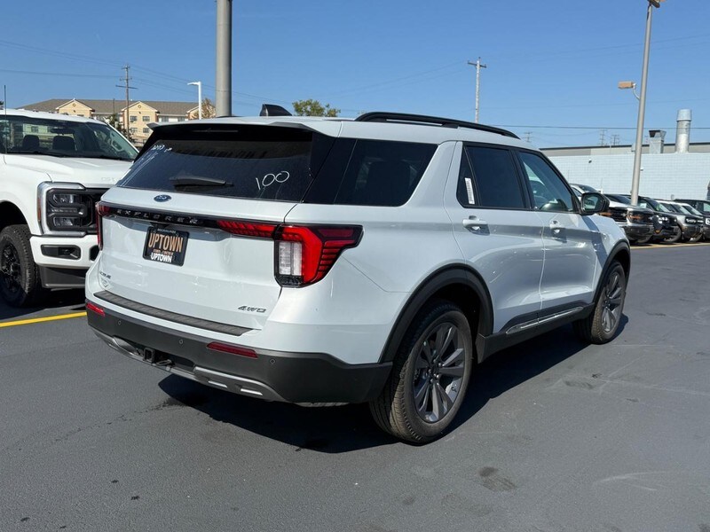 2025 Ford Explorer photo 3