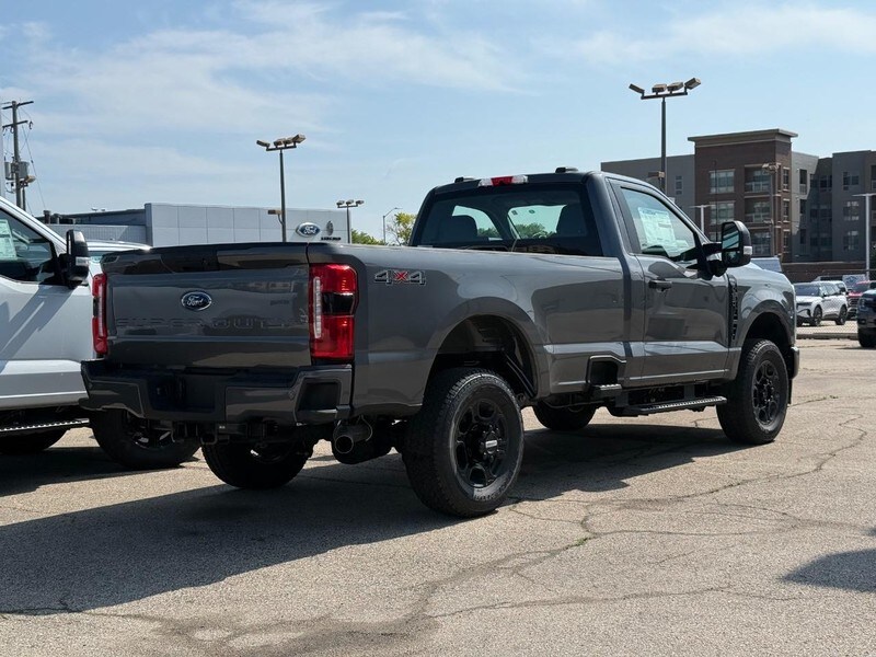2025 Ford F-350 XLT photo 3