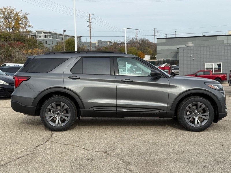 2026 Ford Explorer photo 2