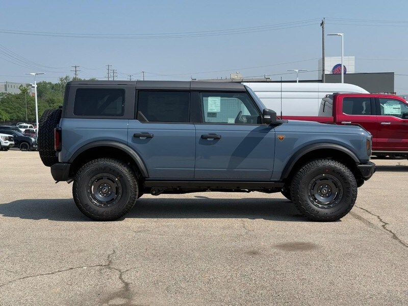 2025 Ford Bronco Badlands photo 2