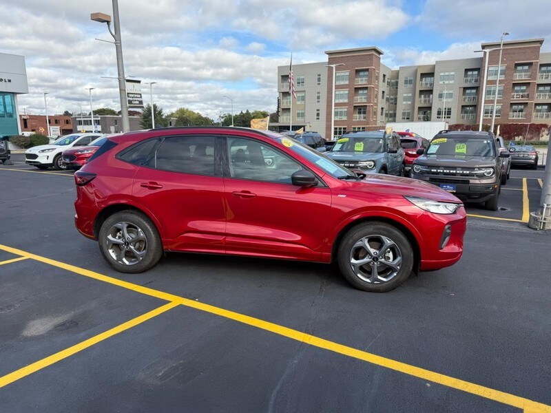 2023 Ford Escape ST-Line photo 2