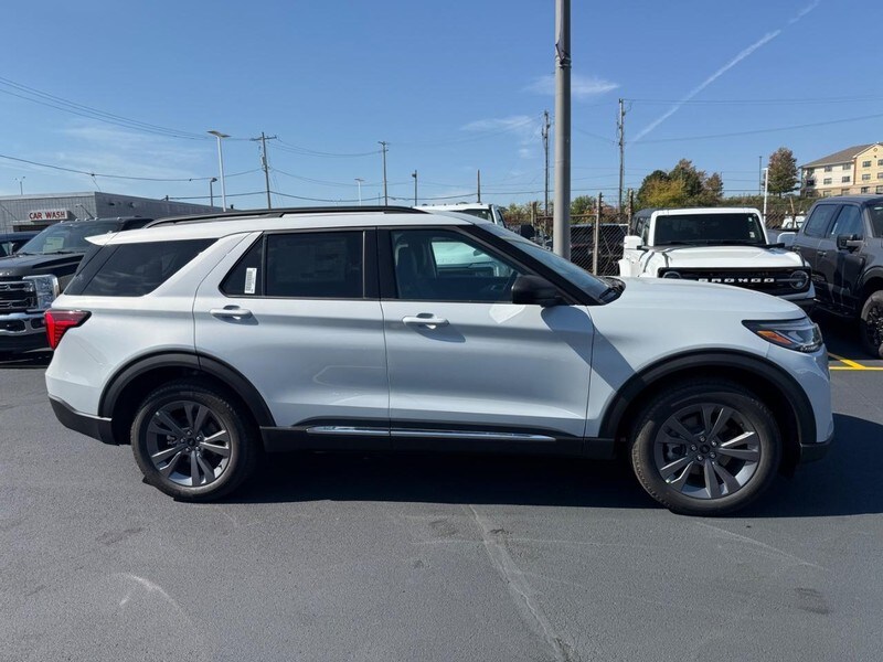 2025 Ford Explorer photo 2