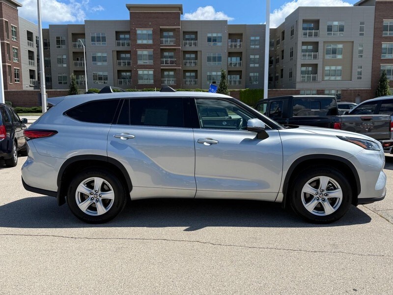 2022 Toyota Highlander LE photo 2
