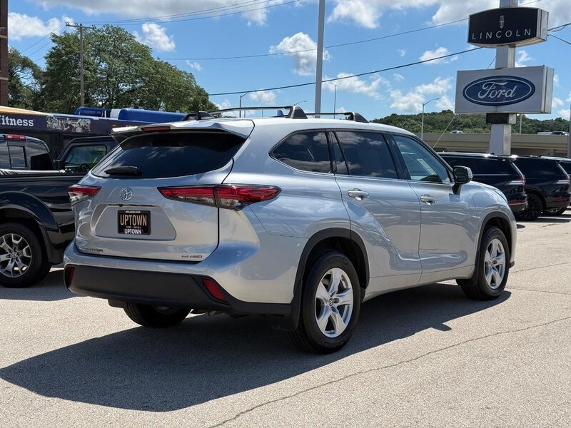 2022 Toyota Highlander LE photo 3