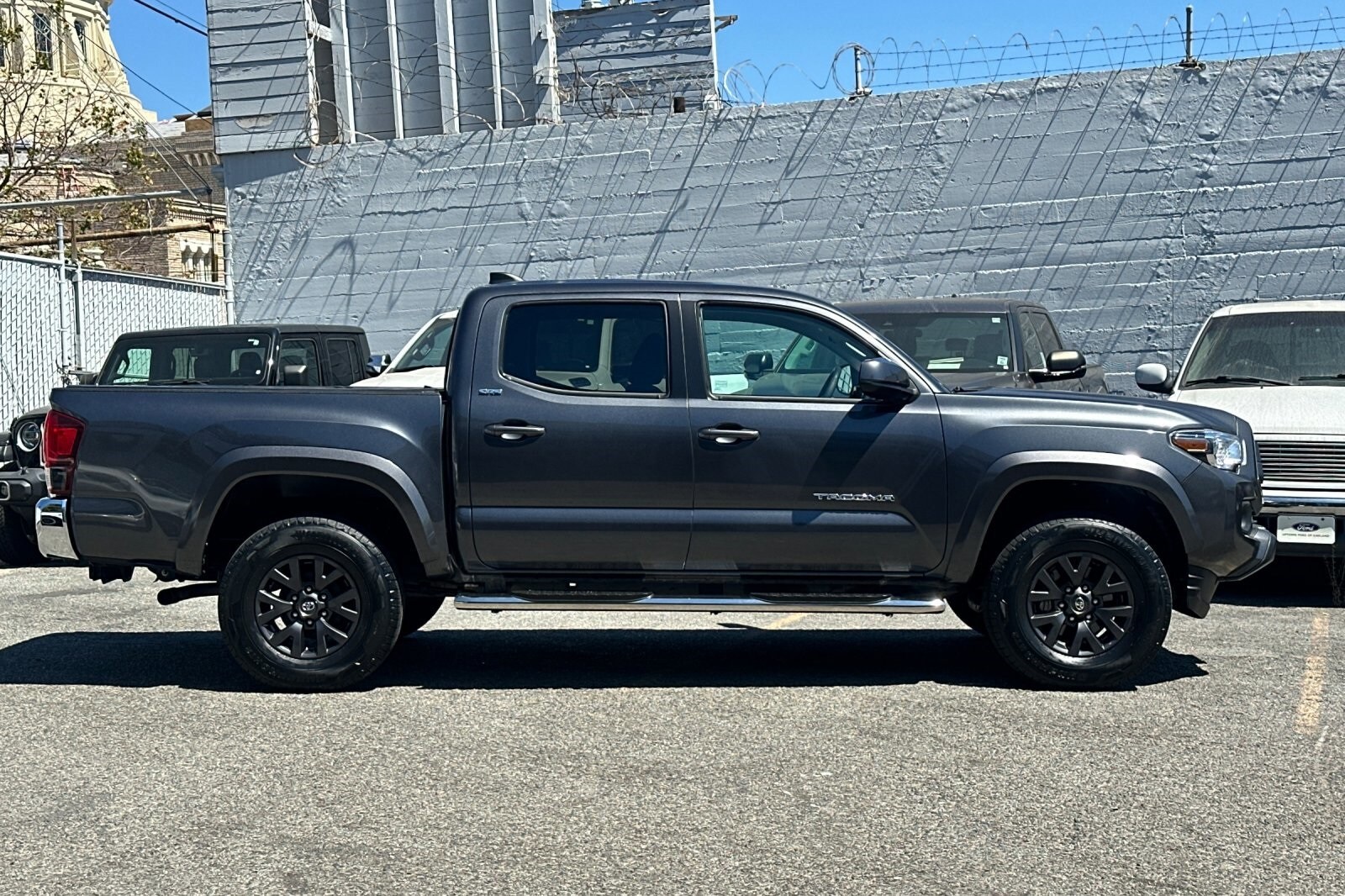 2022 Toyota Tacoma V6 photo 3