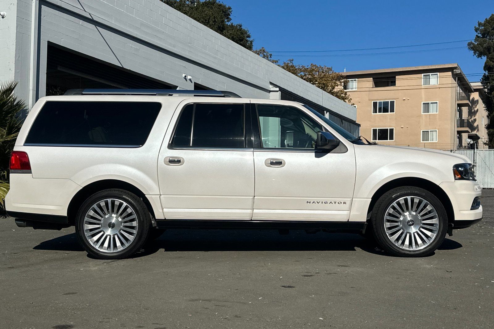 2017 Lincoln Navigator L Reserve photo 2