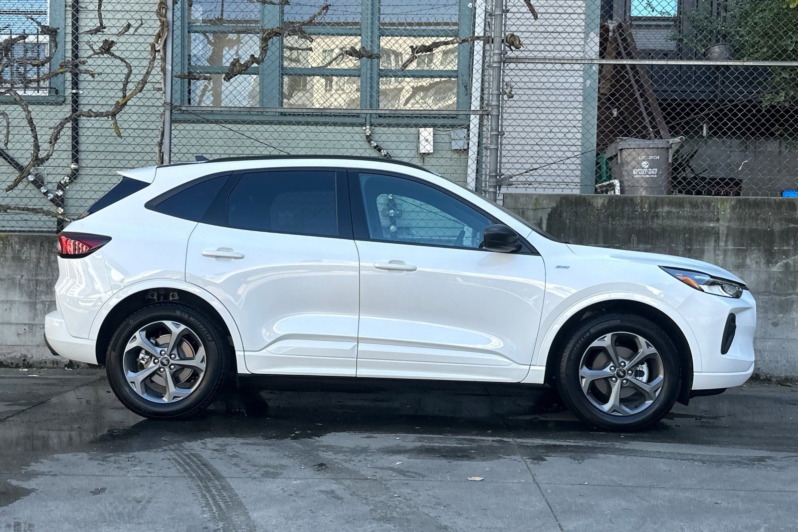 2024 Ford Escape ST-Line photo 2