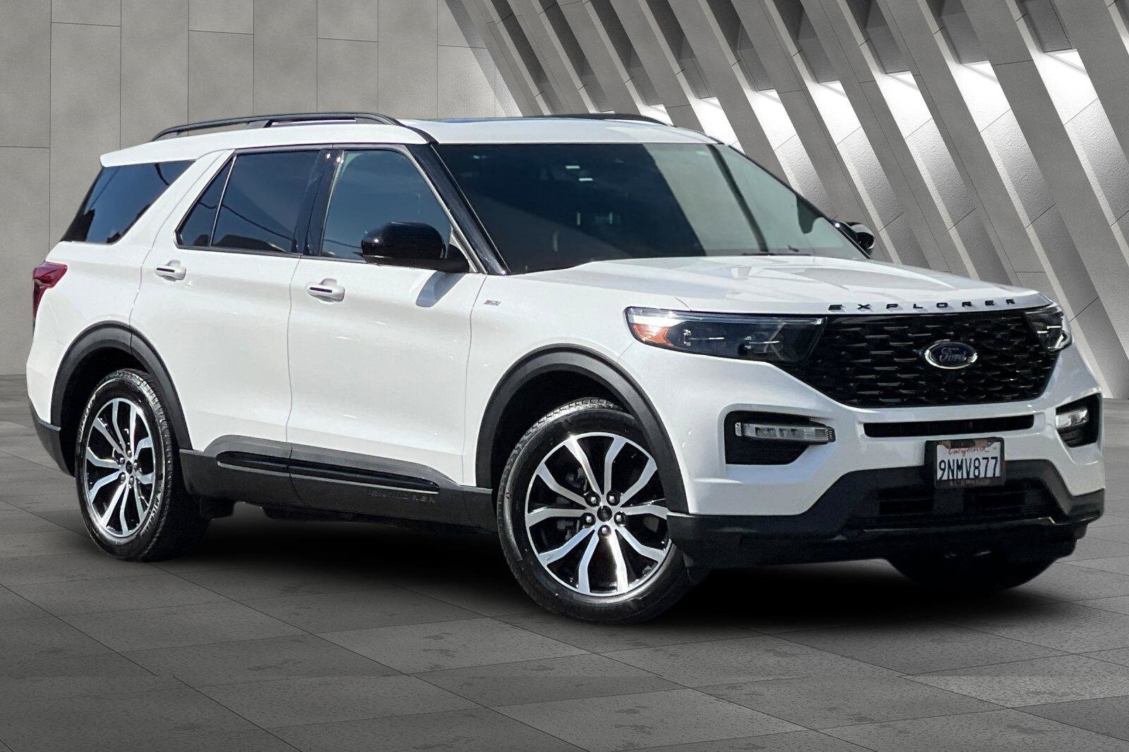 2023 Ford Explorer ST-Line photo 2