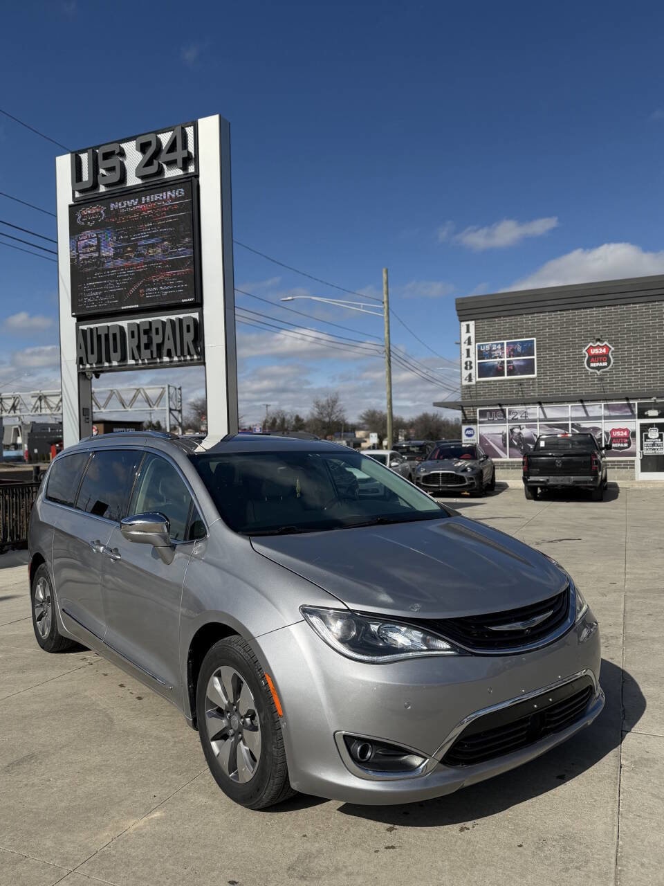 2017 Chrysler Pacifica Hybrid Platinum's photo