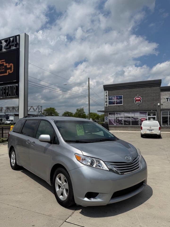 2015 Toyota Sienna LE V6 7-Passenger Access Seat's photo