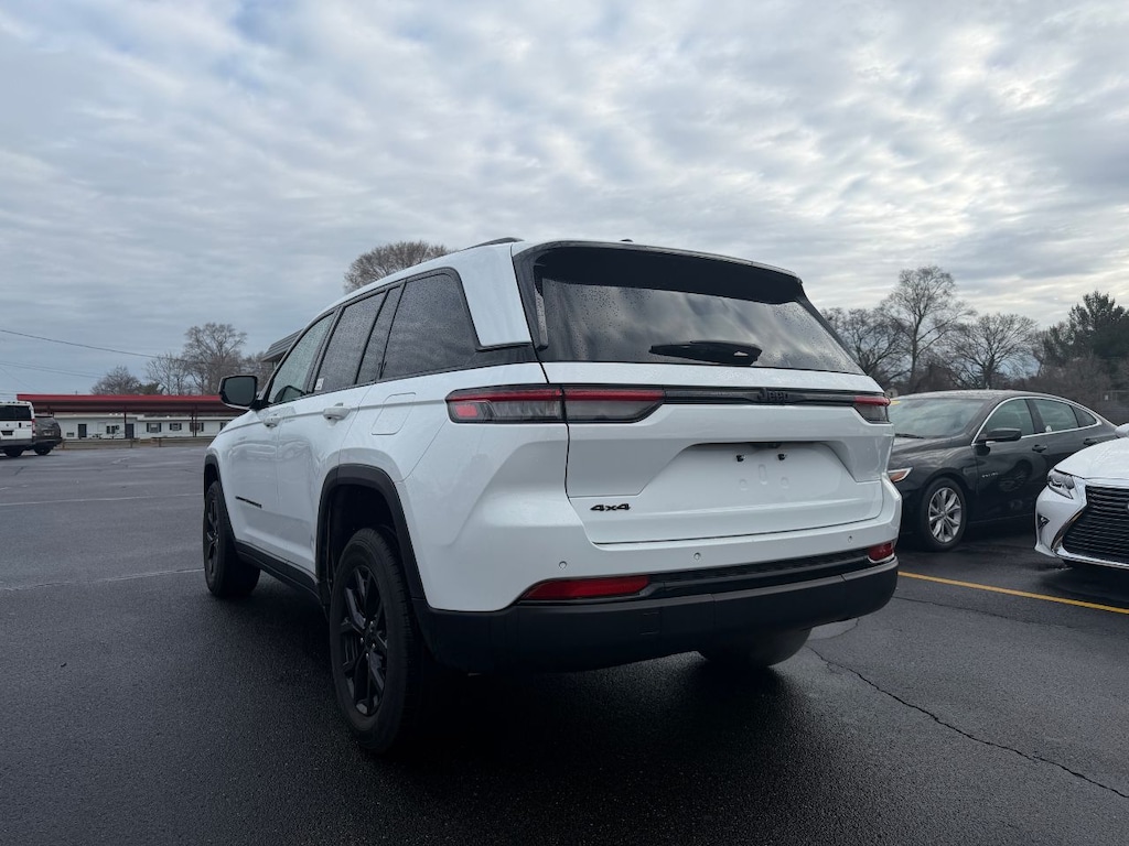 Used 2024 Jeep Grand Cherokee Altitude SUV