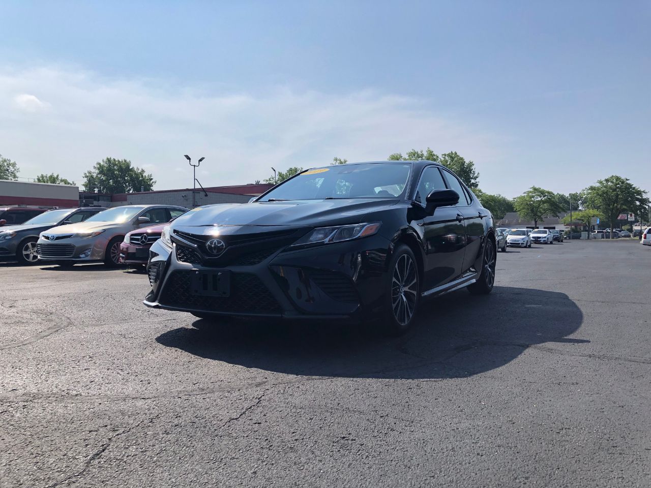 2019 Toyota Camry SE photo 3