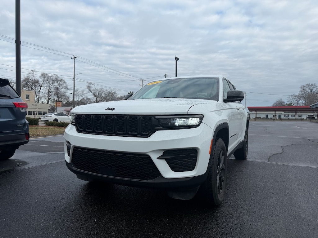 Used 2024 Jeep Grand Cherokee Altitude SUV
