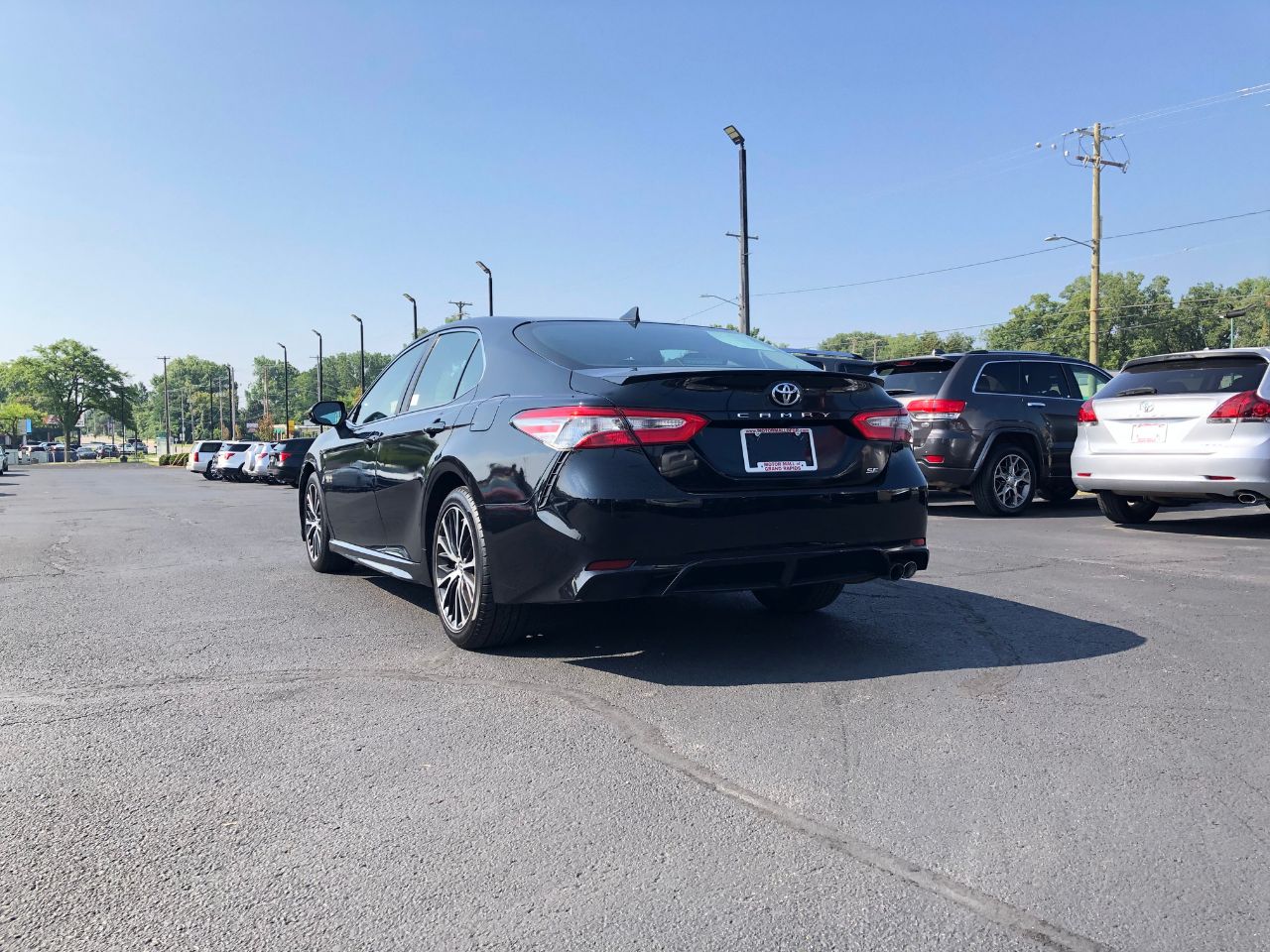 2019 Toyota Camry SE photo 4