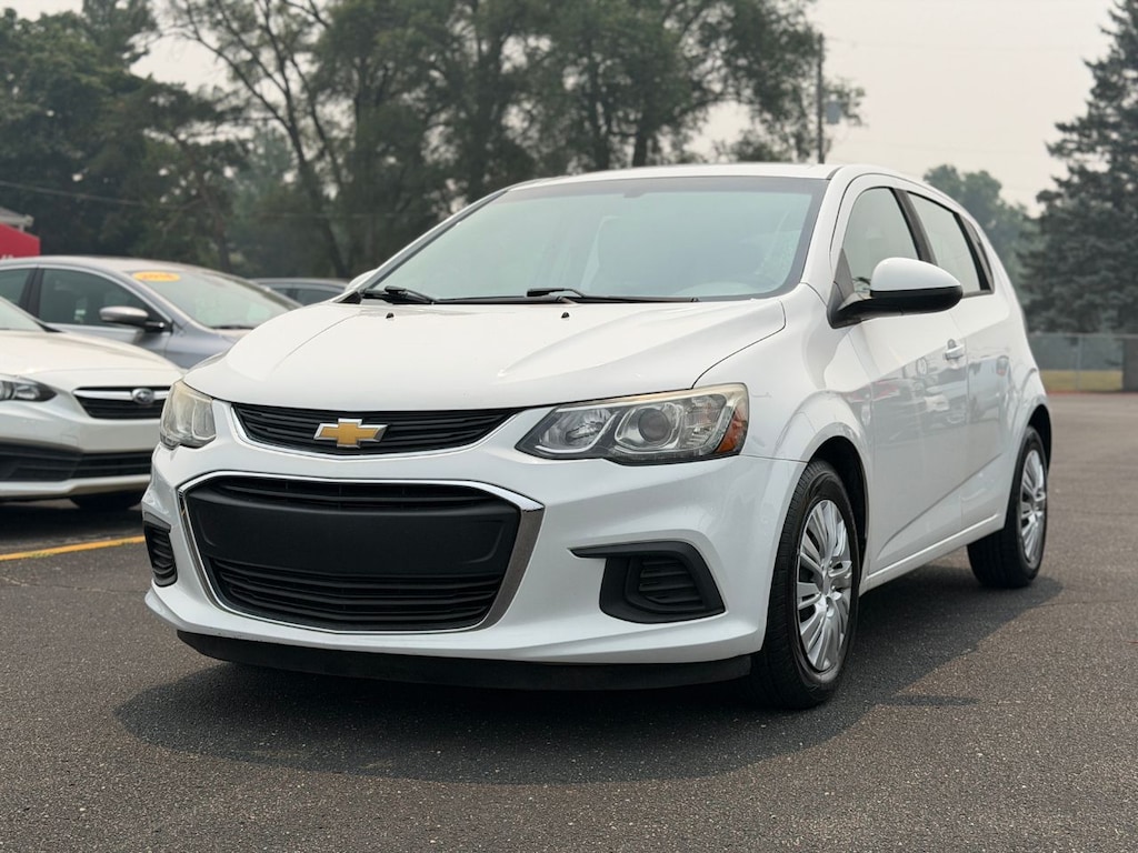 Used 2017 Chevrolet Sonic LT Auto w/1FL Hatchback