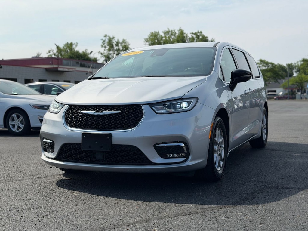 Used 2024 Chrysler Pacifica Touring L Van Passenger Van
