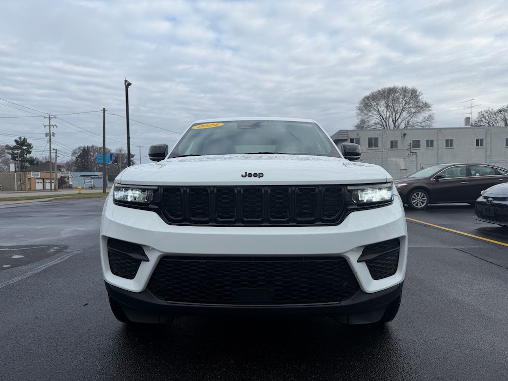 Used 2024 Jeep Grand Cherokee Altitude SUV