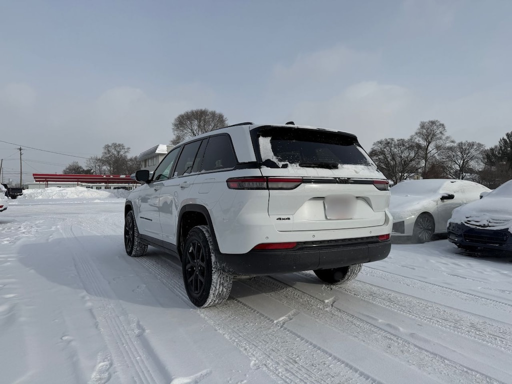 Used 2024 Jeep Grand Cherokee Altitude SUV