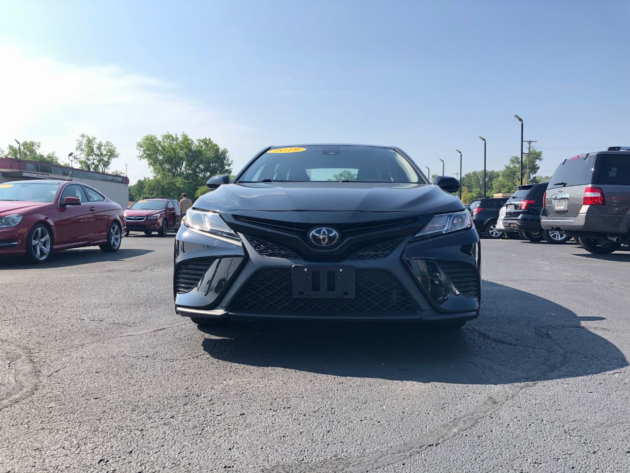 2019 Toyota Camry SE photo 2