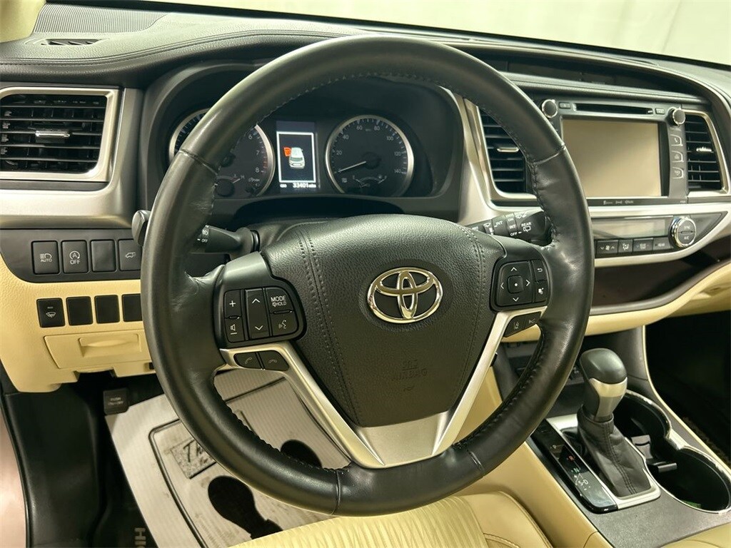 2017 Toyota Highlander LE photo 4