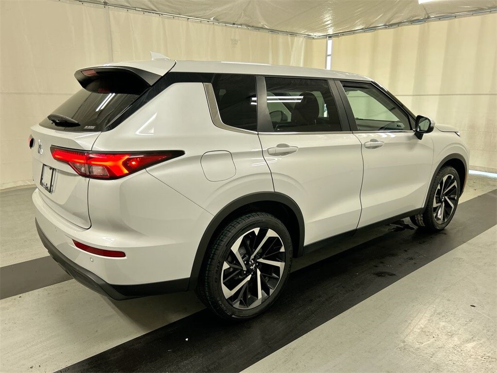 2022 Mitsubishi Outlander ES photo 2