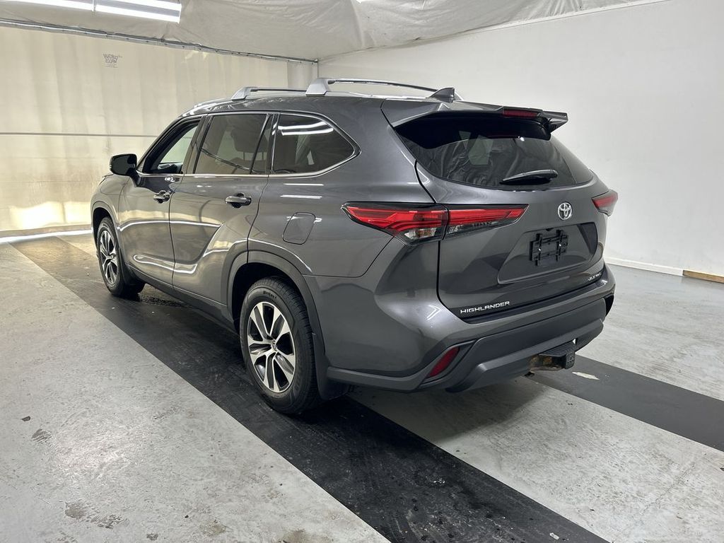 2022 Toyota Highlander XLE - Photo 7