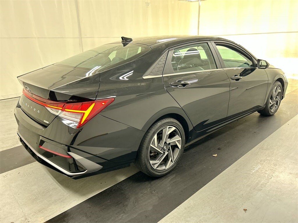 2024 Hyundai Elantra Hybrid Limited photo 2