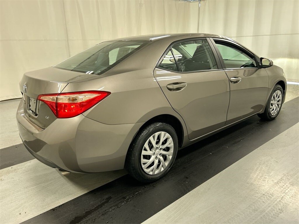 2019 Toyota Corolla L photo 2