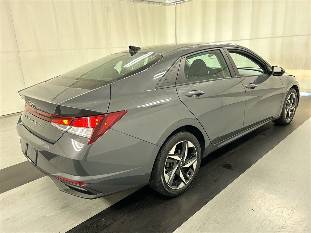 2023 Hyundai Elantra SEL photo 2