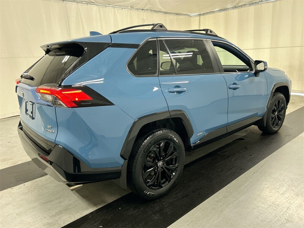2022 Toyota RAV4 Hybrid SE photo 2