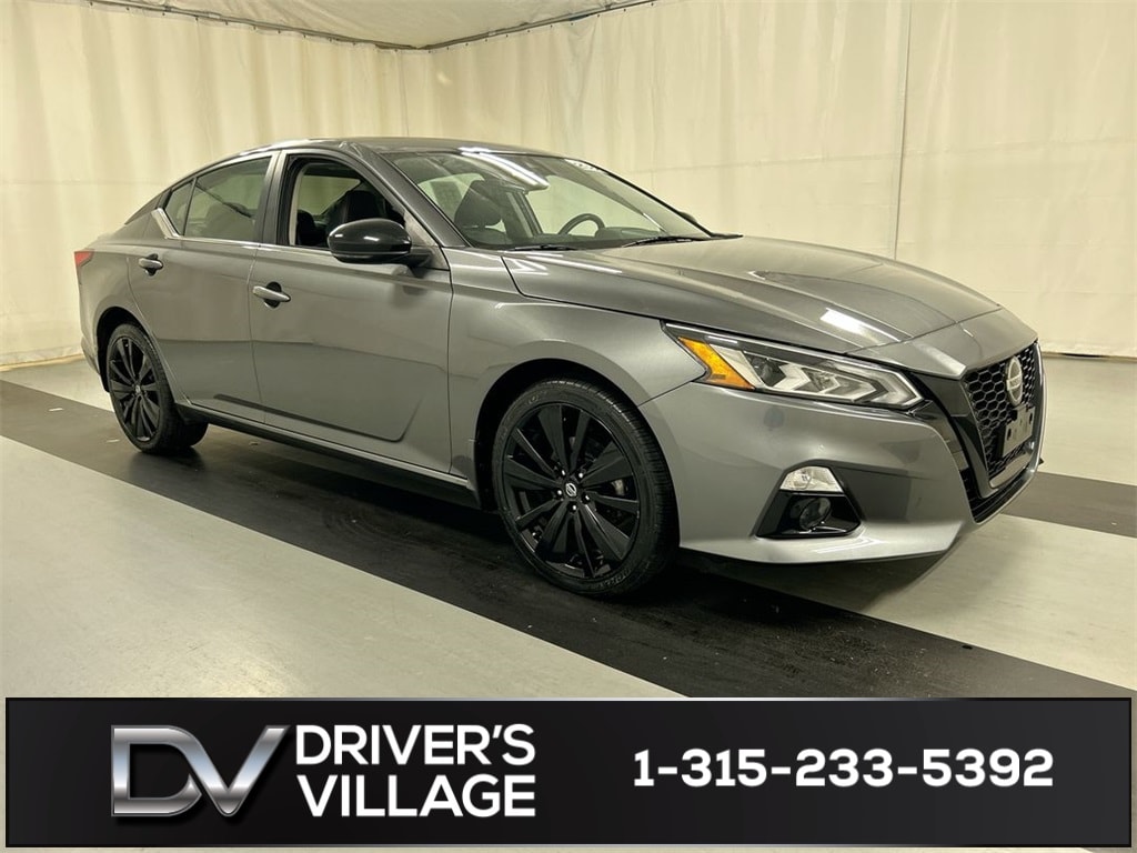 2022 Nissan Altima SR's photo