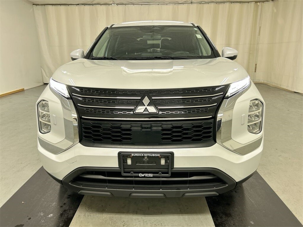 2022 Mitsubishi Outlander ES photo 3