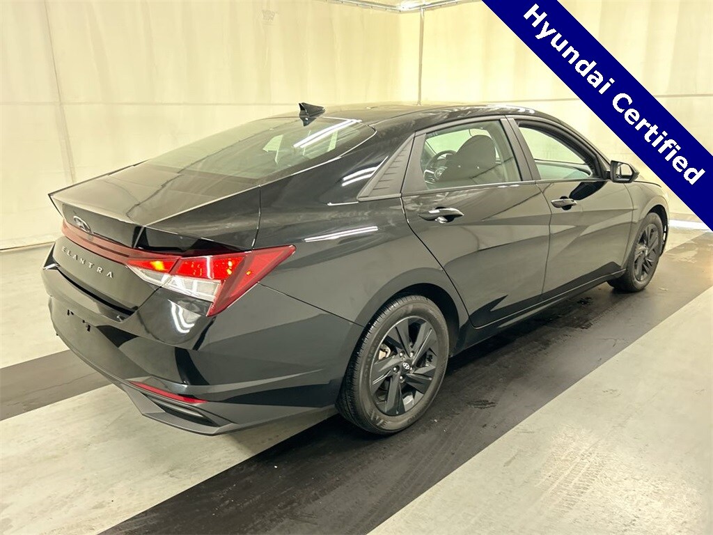 2023 Hyundai Elantra SEL photo 2