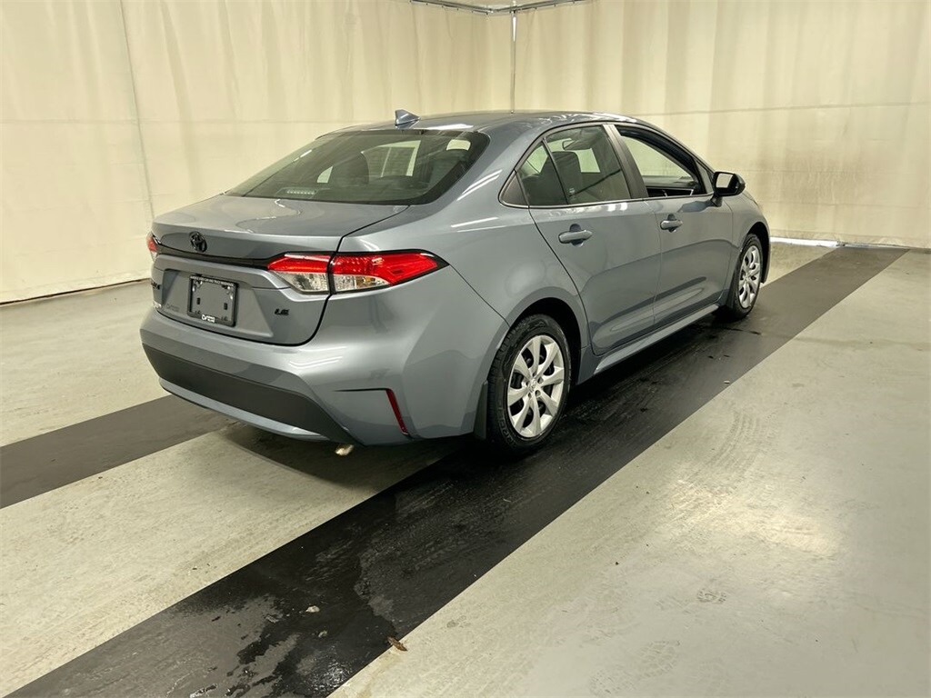 2022 Toyota Corolla LE photo 2