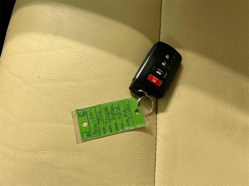 2016 Toyota Avalon Limited photo 3