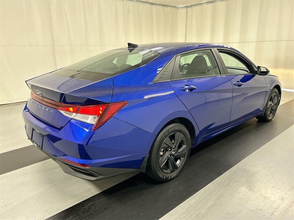 2023 Hyundai Elantra SEL photo 2
