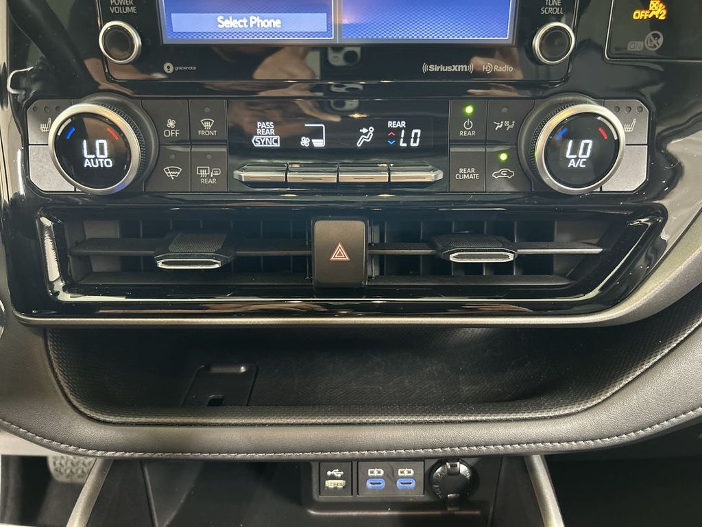 2022 Toyota Highlander XLE - Photo 16