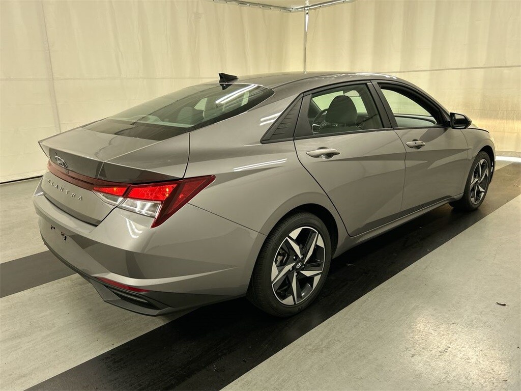 2023 Hyundai Elantra SEL photo 2