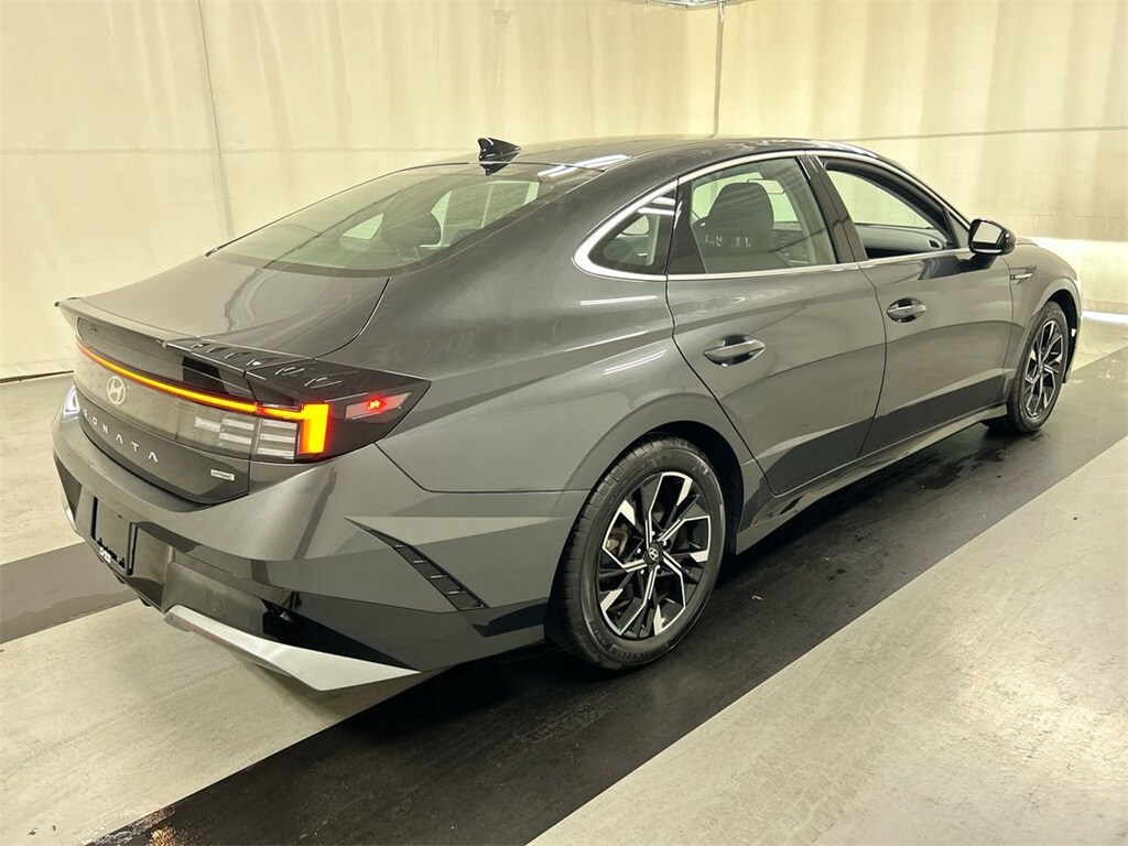 2025 Hyundai Sonata SEL photo 2