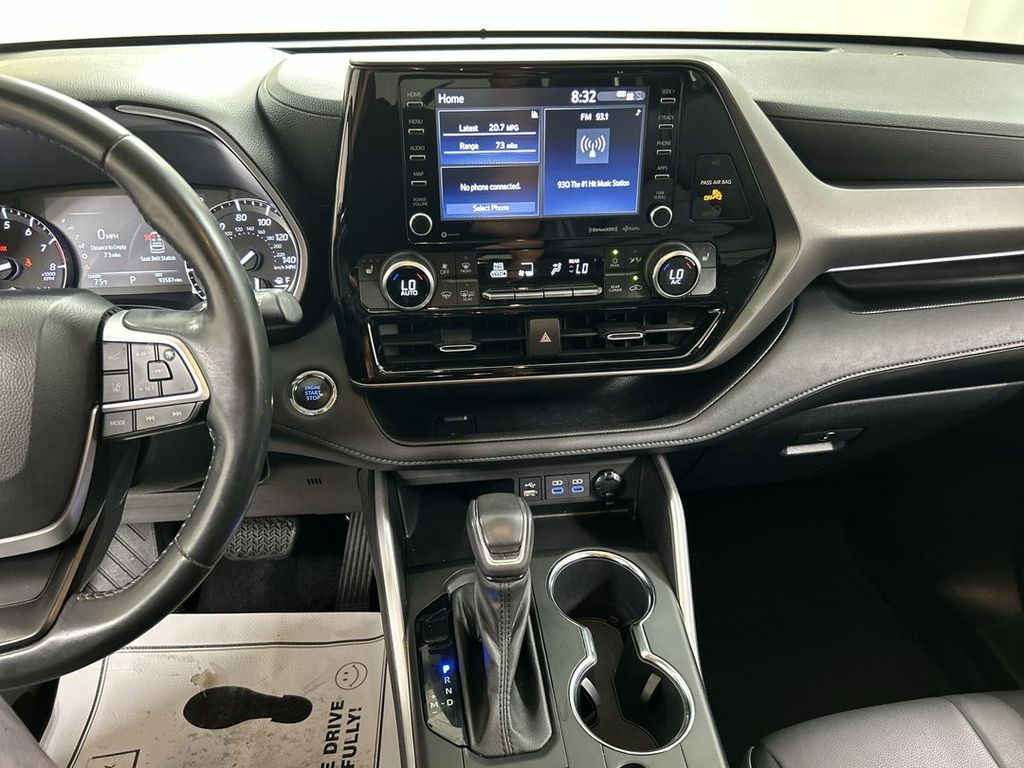 2022 Toyota Highlander XLE - Photo 18