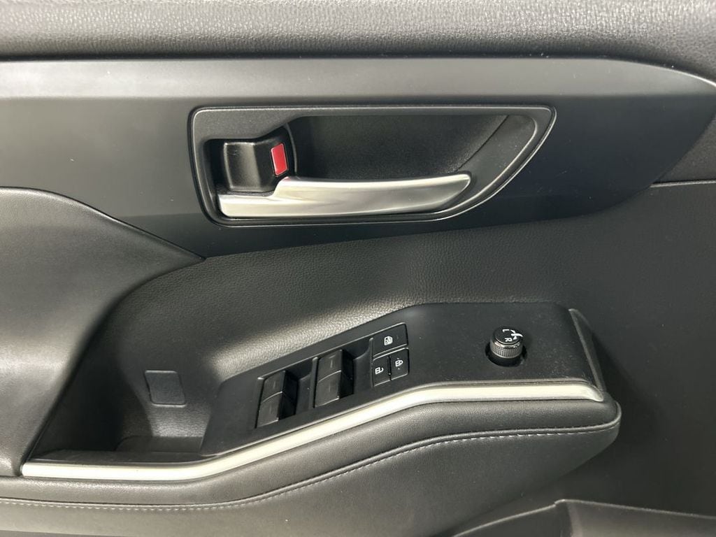 2022 Toyota Highlander XLE - Photo 11