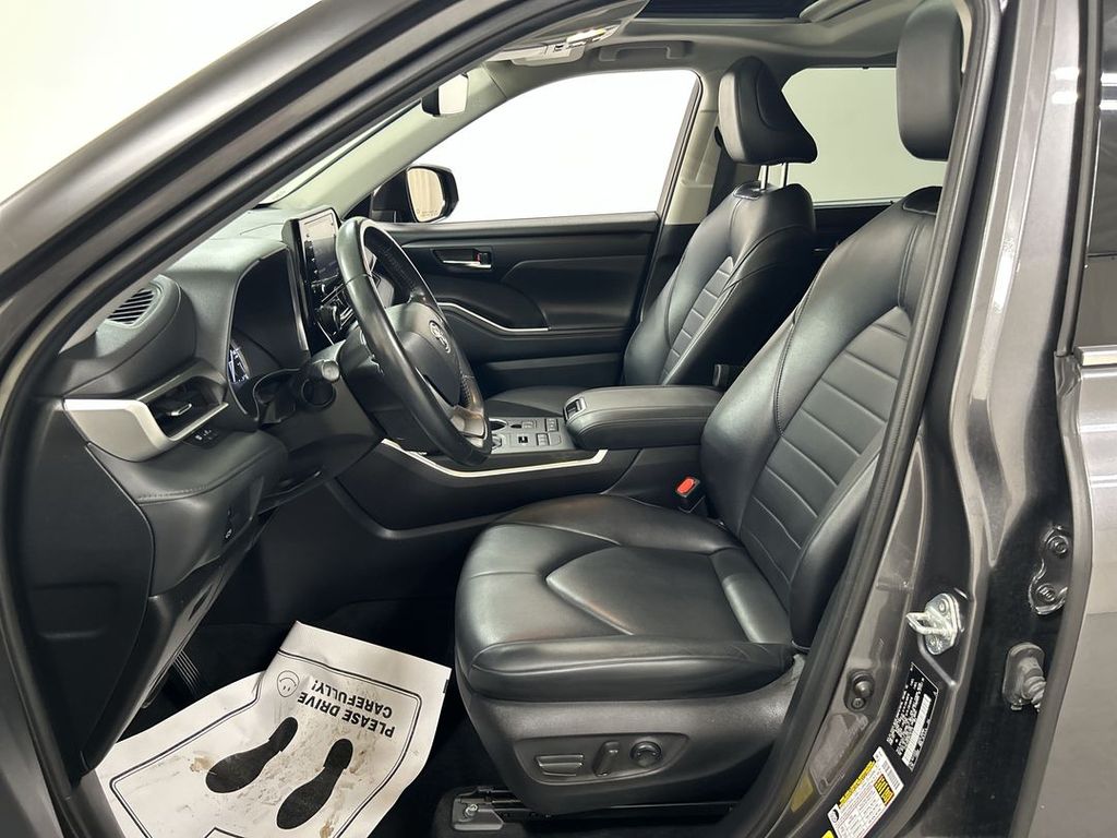 2022 Toyota Highlander XLE - Photo 9